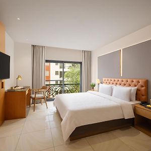 Luxe Queen Room Only Domestic Guests